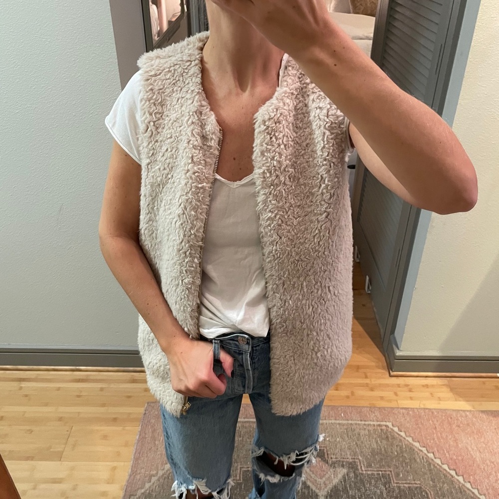 Aritzia women’s Wilfred faux fur vest xxs